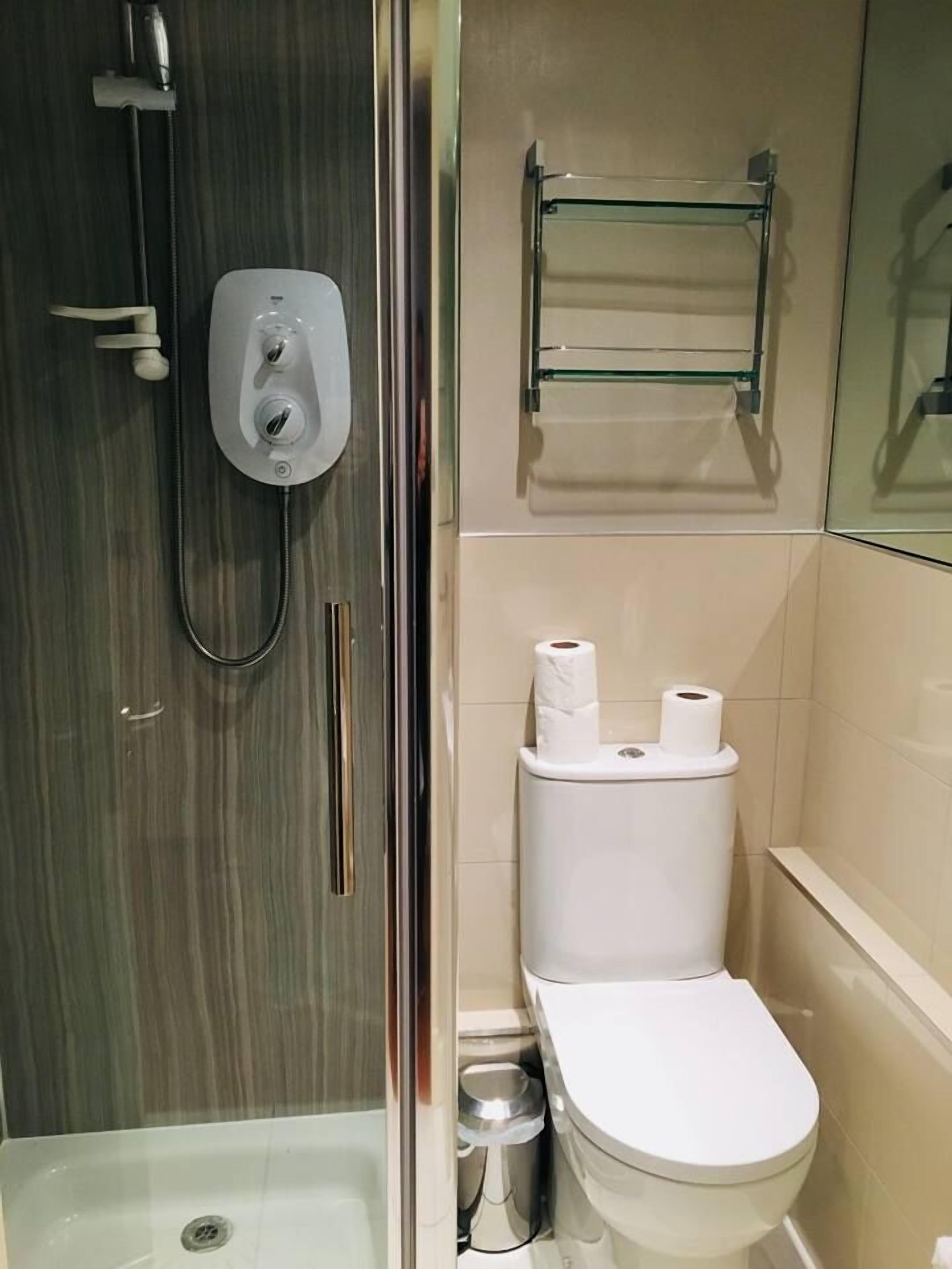 Apartment, 1 Double Bed with Sofa bed (1 Bedroom) | Bathroom | Hair dryer, towels, soap, shampoo