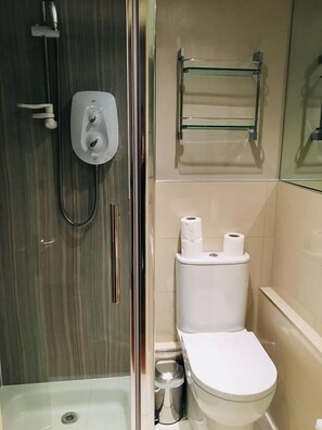 Apartment, 1 Double Bed with Sofa bed (1 Bedroom) | Bathroom | Hair dryer, towels, soap, shampoo - JOIVY Old Town Hidden Castle Gem (Edinburgh)
