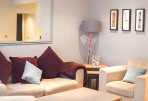Apartment (1 Bedroom) | Wohnzimmer
