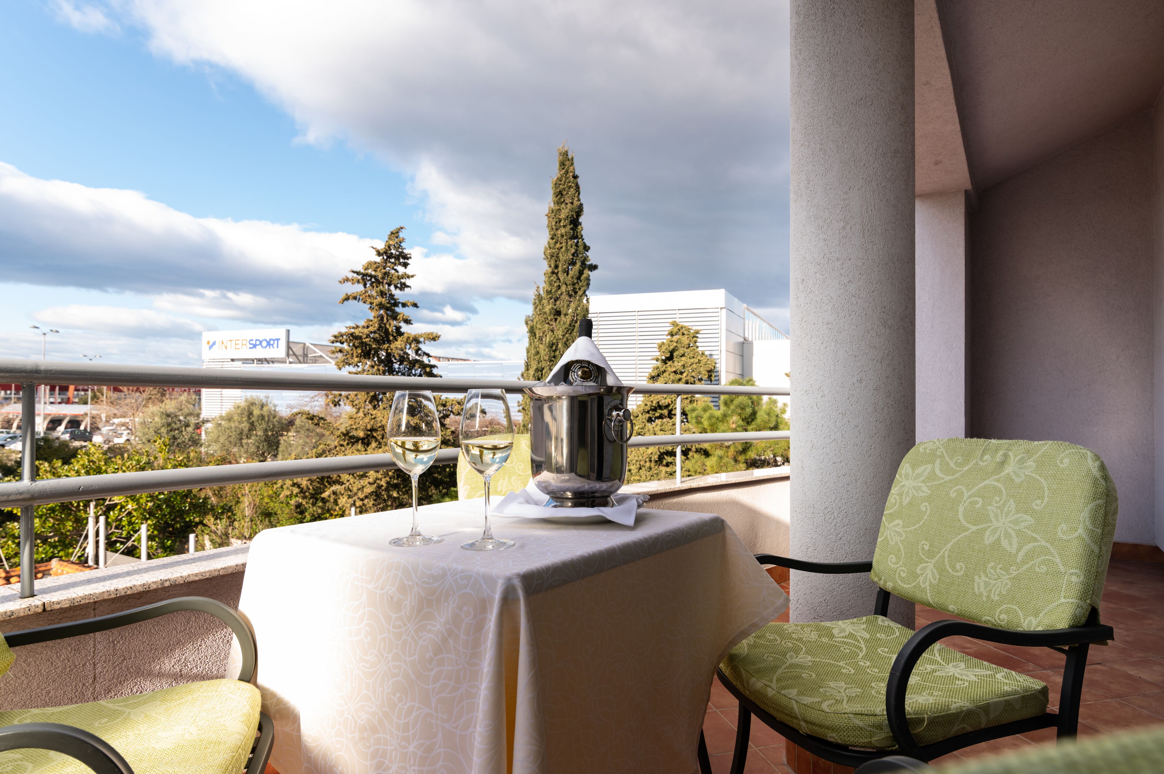 Double Room, Balcony | Minibar, in-room safe, desk, soundproofing