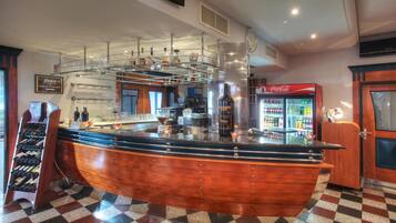Bar (trong khuôn viên)