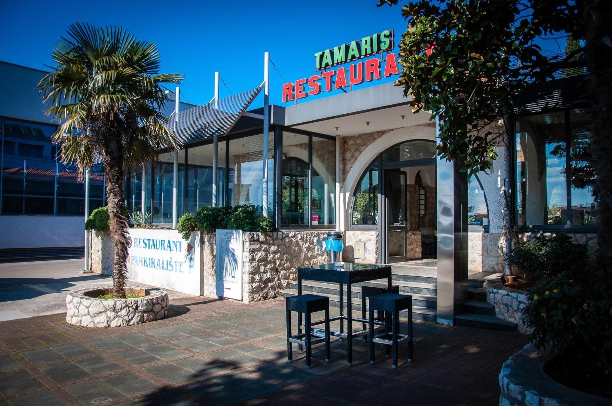 Breakfast, dinner, brunch served; local cuisine 