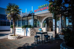 Breakfast, dinner, brunch served; local cuisine 