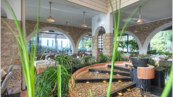 Breakfast, dinner, brunch served; local cuisine