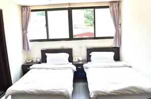 經濟雙人房 | 浴室 | 淋浴設備、免費梳洗用品、風筒、拖鞋