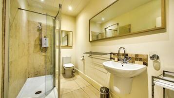 Apartamento (1 Bedroom) | Banheiro | Secador de cabelo, toalhas de banho, sabonete, shampoo