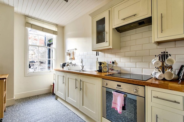 Apartment (1 Bedroom) | Private kitchen | Fridge, microwave, dishwasher, coffee/tea maker