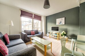 Departamento (1 Bedroom) | Área de sala de estar | Televisión de pantalla plana de 24 pulgadas con canales por cable 