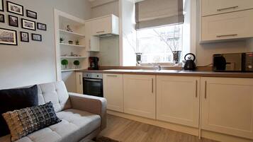 Apartment (2 Bedrooms) | Private kitchen | Dishwasher, electric kettle, cookware/dishes/utensils, dining tables