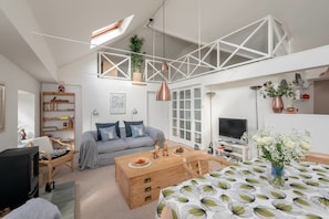 Apartment, 2 Bedrooms (2 Bedrooms) | Living room