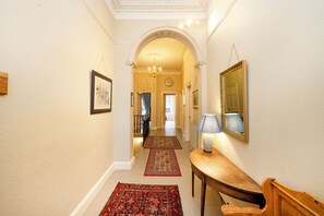 House (3 Bedrooms) | Living area