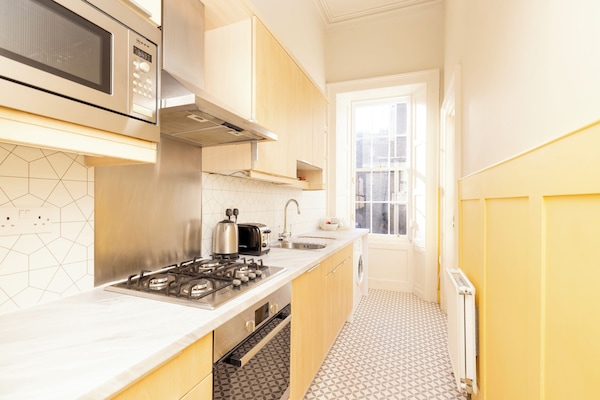 House (3 Bedrooms) | Private kitchen | Electric kettle, highchair, cookware/dishes/utensils