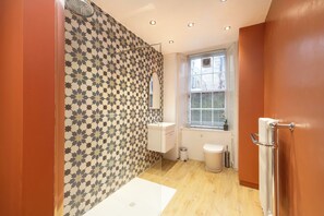 House (3 Bedrooms) | Bathroom | Hair dryer, towels, soap, shampoo