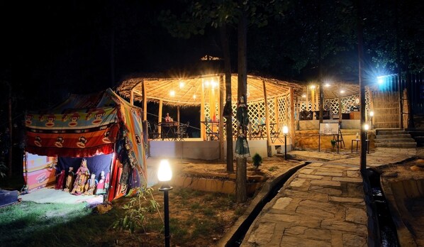 Bar (trong khuôn viên)