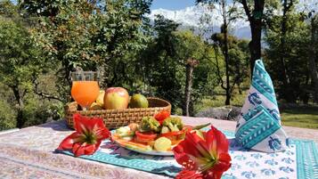 Breakfast, lunch, dinner served; garden views