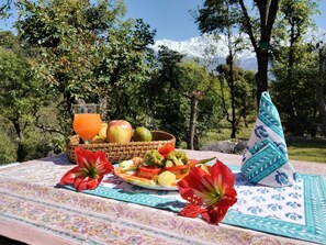 Petit déjeuner, déjeuner et dßner servis sur place, vue sur le jardin