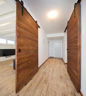 Televisión de pantalla plana, chimenea, consola de videojuegos