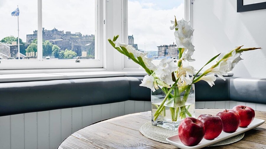JOIVY Luxury George Street Apartments: Castle Suite