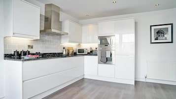 Íbúð (2 Bedrooms) | Einkaeldhús | Kaffivél/teketill, rafmagnsketill