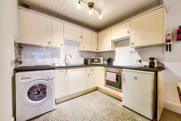 Huoneisto (1 Bedroom) | Yksityinen keittiö | Jääkaappi, mikroaaltouuni