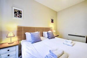 Apartment (1 Bedroom) | 1 bedroom, iron/ironing board, bed sheets