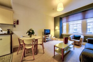 In-room dining - JOIVY Perfect Location! Charming Rose St Apt for Couples (Edinburgh)