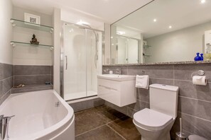 Apartment (2 Bedrooms) | Bathroom | Free toiletries, hair dryer, towels, soap