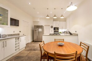 Apartment (2 Bedrooms) | Private kitchen | Electric kettle, cookware/dishes/utensils