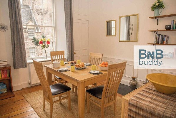 شقة (2 Bedrooms) | تناول الطعام داخل الغرفة