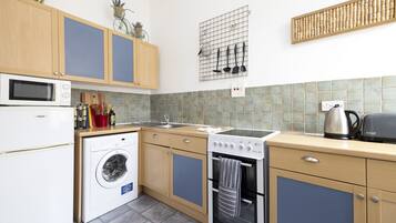 Electric kettle, toaster, cookware/dishes/utensils