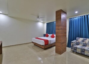 Kamar Triple Deluks, pemandangan kota | 1 kamar tidur, brankas, meja kerja, dan kedap suara
