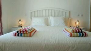 House, 2 Bedrooms, Sea View | Blackout curtains, iron/ironing board, free cots/infant beds, bed sheets - Ribalta Beach Houses (Mafra)