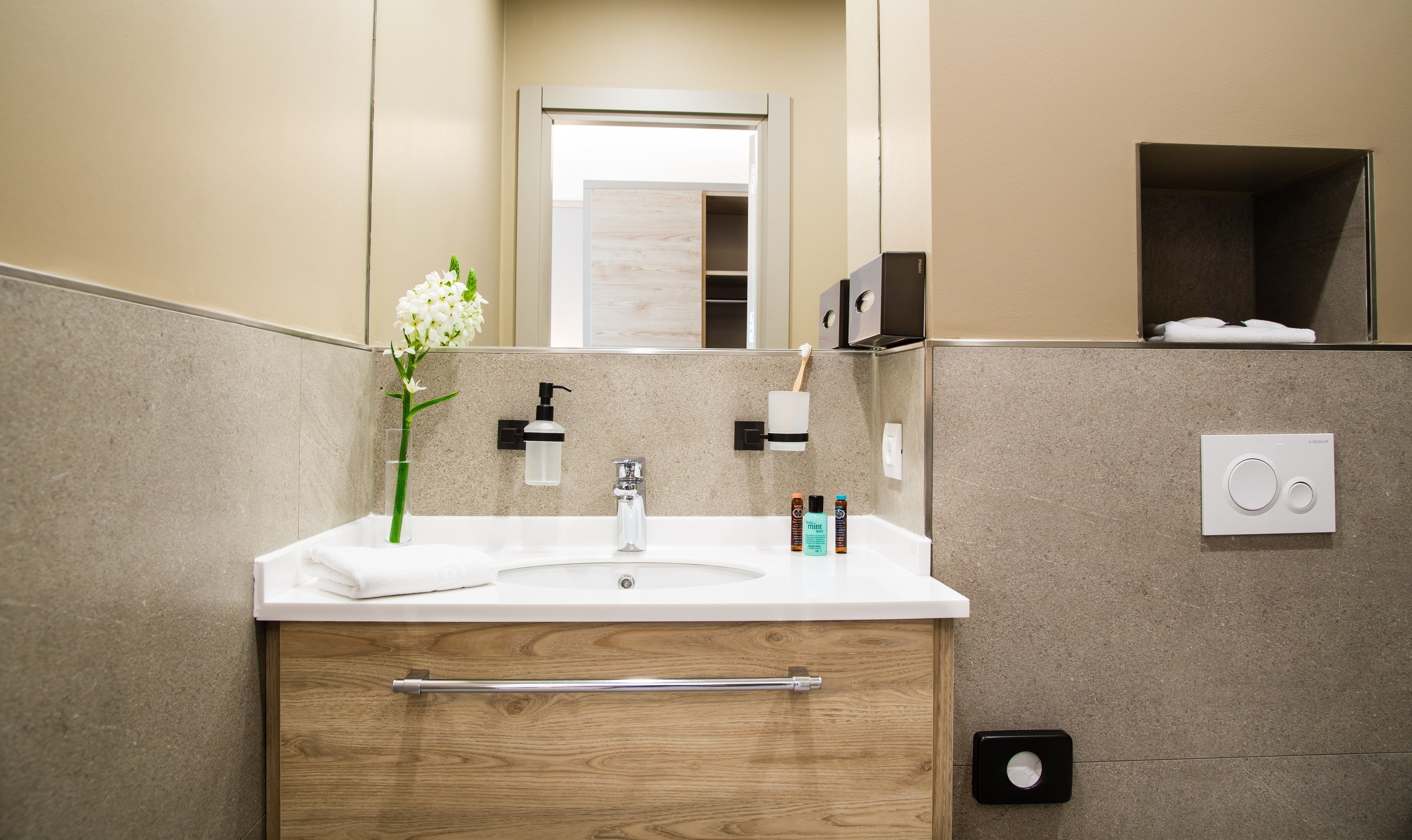 standard single room | bathroom amenities | shower, rainfall showerhead, free toiletries, hair dryer