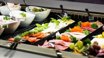 每日供應吃到飽早餐 (每人 EUR15.00)