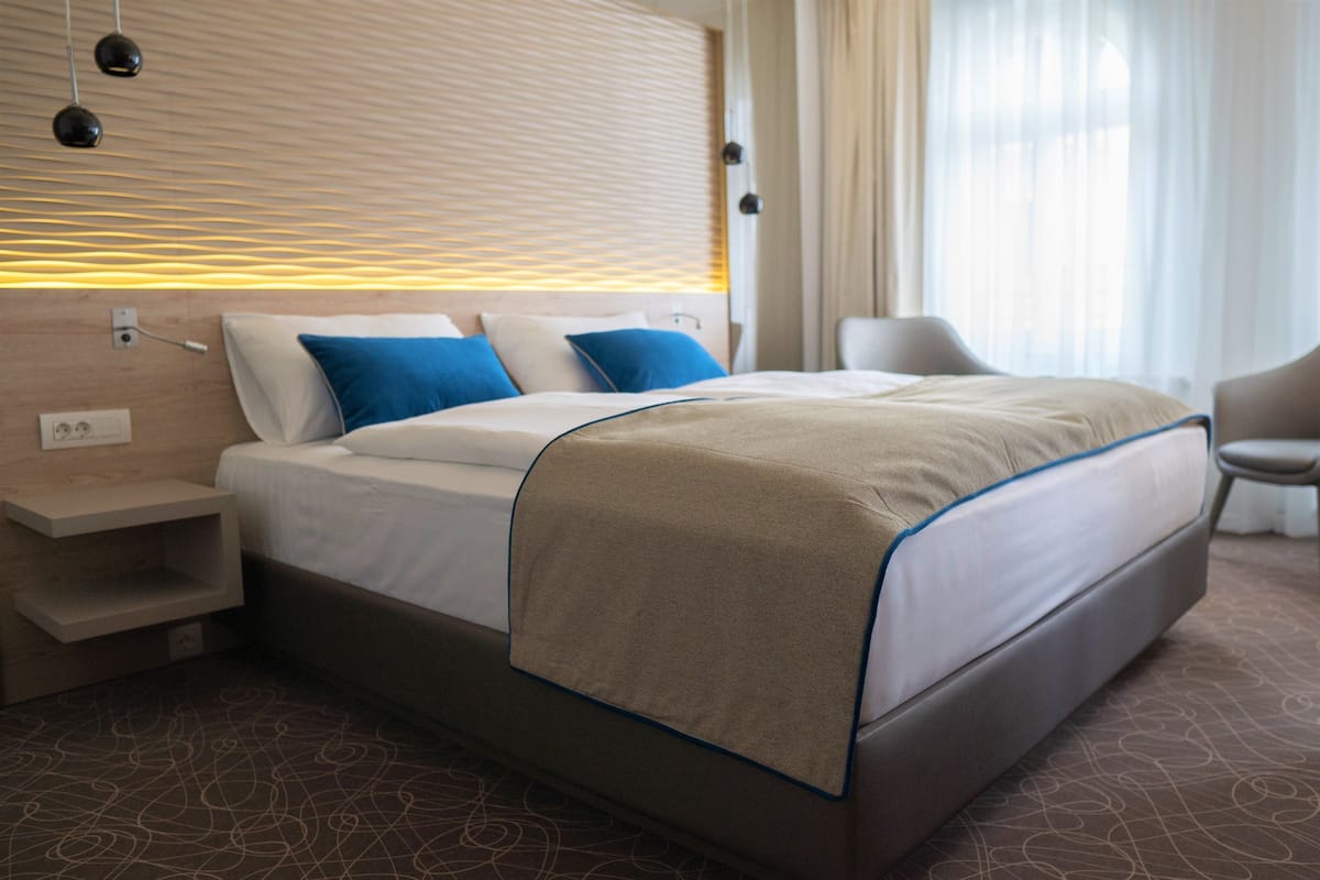 1 bedroom, Egyptian cotton sheets, premium bedding, down duvets