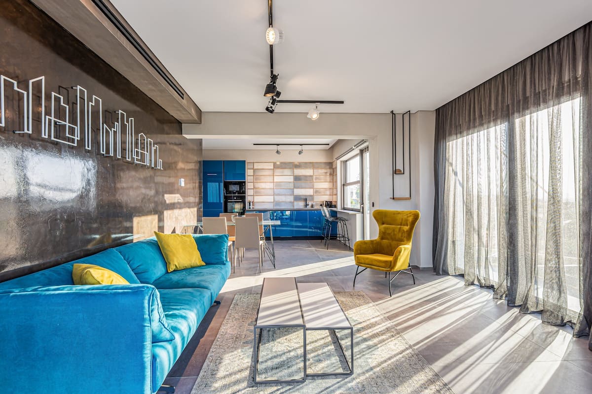 Two Bedroom Suite with Sea View | Oppholdsområde | Smart-TV