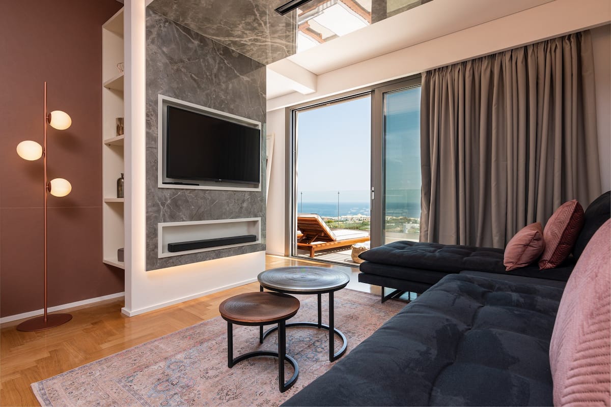 Sea View Suite with outdoor hot tub | Oppholdsområde | Smart-TV