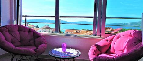 Apartemen Deluks, pemandangan kebun | Area keluarga | TV layar datar