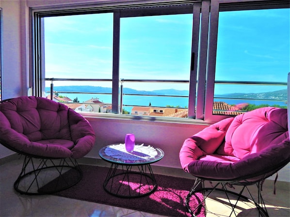 Deluxe-Apartment, Gartenblick | Wohnbereich | Flachbildfernseher