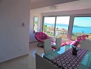 Deluxe-Apartment, Gartenblick | Wohnbereich | Flachbildfernseher