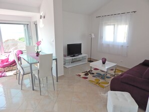 Deluxe Apartment, Garden View | Living area