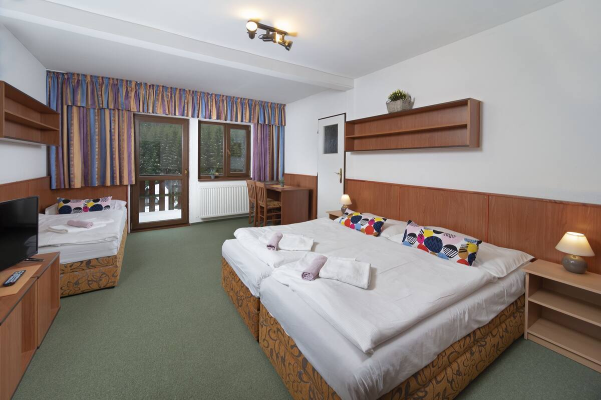 Camera Superior con letto matrimoniale o 2 letti singoli, balcone | Postazione laptop, tende oscuranti, Wi-Fi gratuito, lenzuola