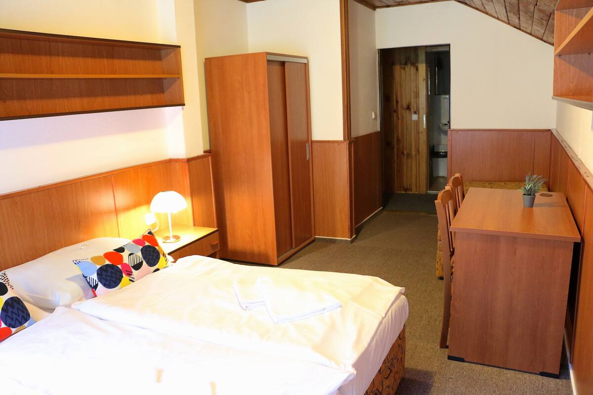 Doppia Economy | Postazione laptop, tende oscuranti, Wi-Fi gratuito, lenzuola
