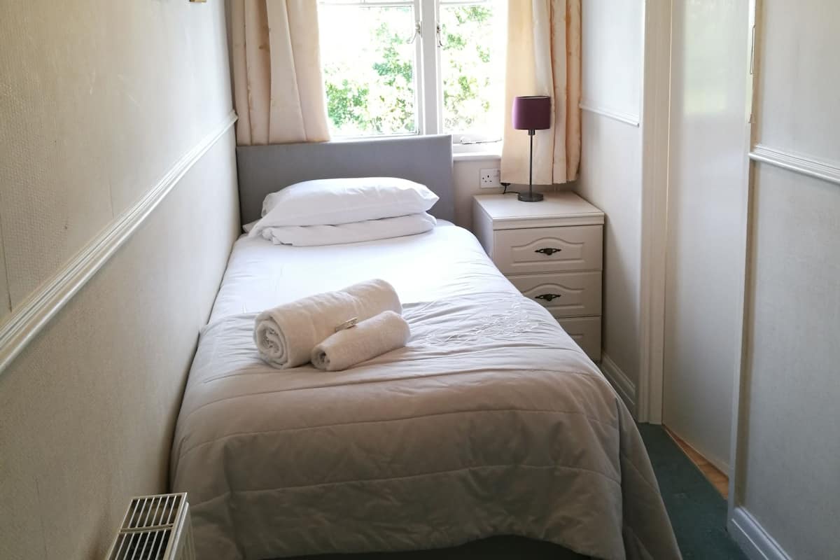 Habitación individual, baño en la habitación | Wifi gratis y ropa de cama