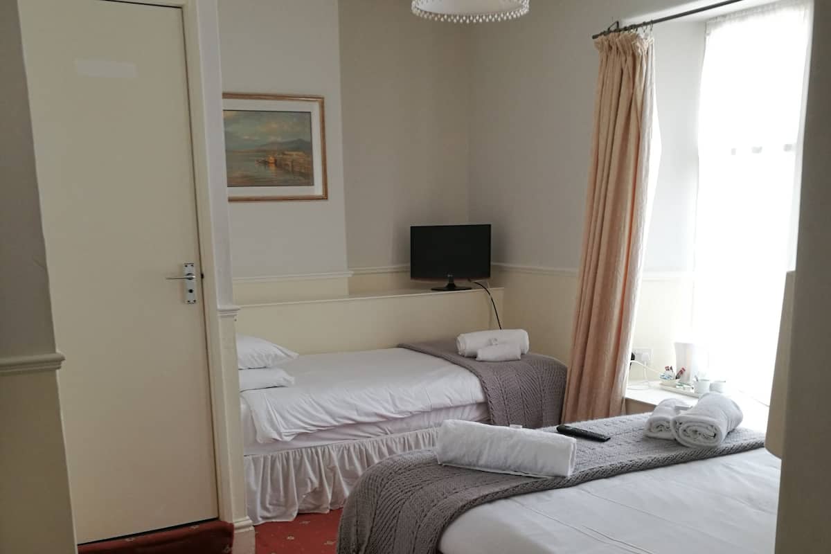 Habitación familiar (2 Adults+ 1 Child) | Wifi gratis y ropa de cama