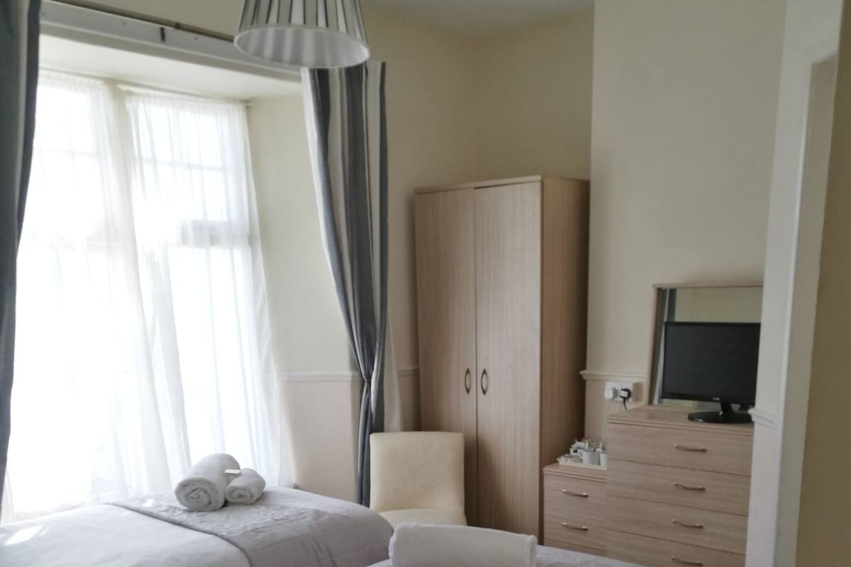 Habitación con 2 camas individuales, baño en la habitación | Wifi gratis y ropa de cama