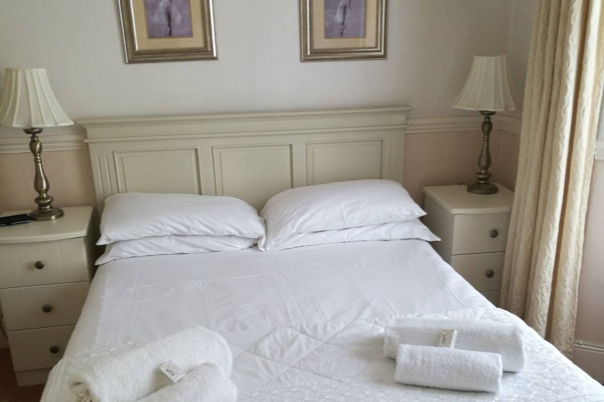 Habitación doble, baño en la habitación | Wifi gratis y ropa de cama
