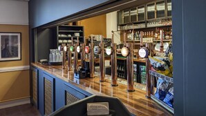 Zona de bar con múltiples grifos de cerveza y una barra.