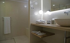 Apartment (Apeliotis, Acropolis View) | Bathroom | Shower, rainfall showerhead, hair dryer, towels - Four Streets Athens (Athens)