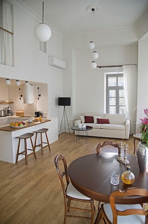 Apartamento (Voreas, Ermou View) | Opções para refeição no quarto